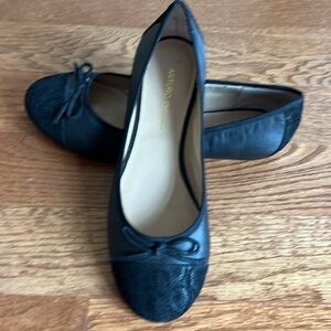 Arturo Chiang 9.5 black ballet flats bow details worn once